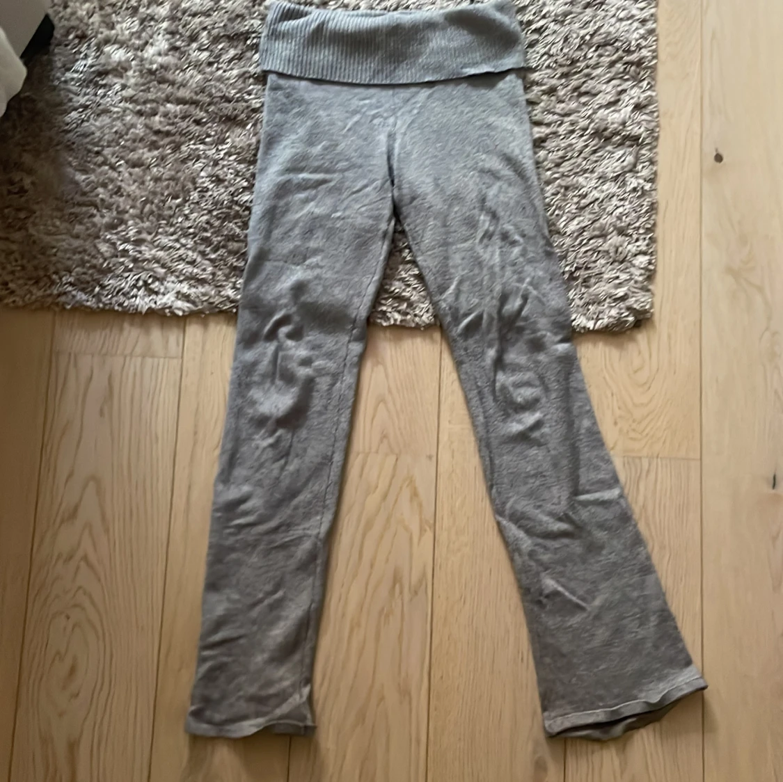 Grå stickade byxor från Gina Tricot