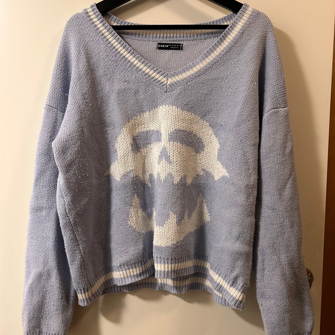 Ljuslila stickad tröja med döskalle - 2