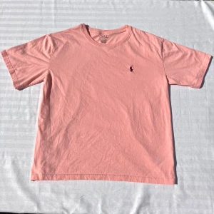 Rosa Ralph Lauren Polo T-Shirt Medium - Rosa Ralph Lauren Polo T-Shirt i mycket bra kvalitet utan några skador eller fläckar. Storlek Medium.