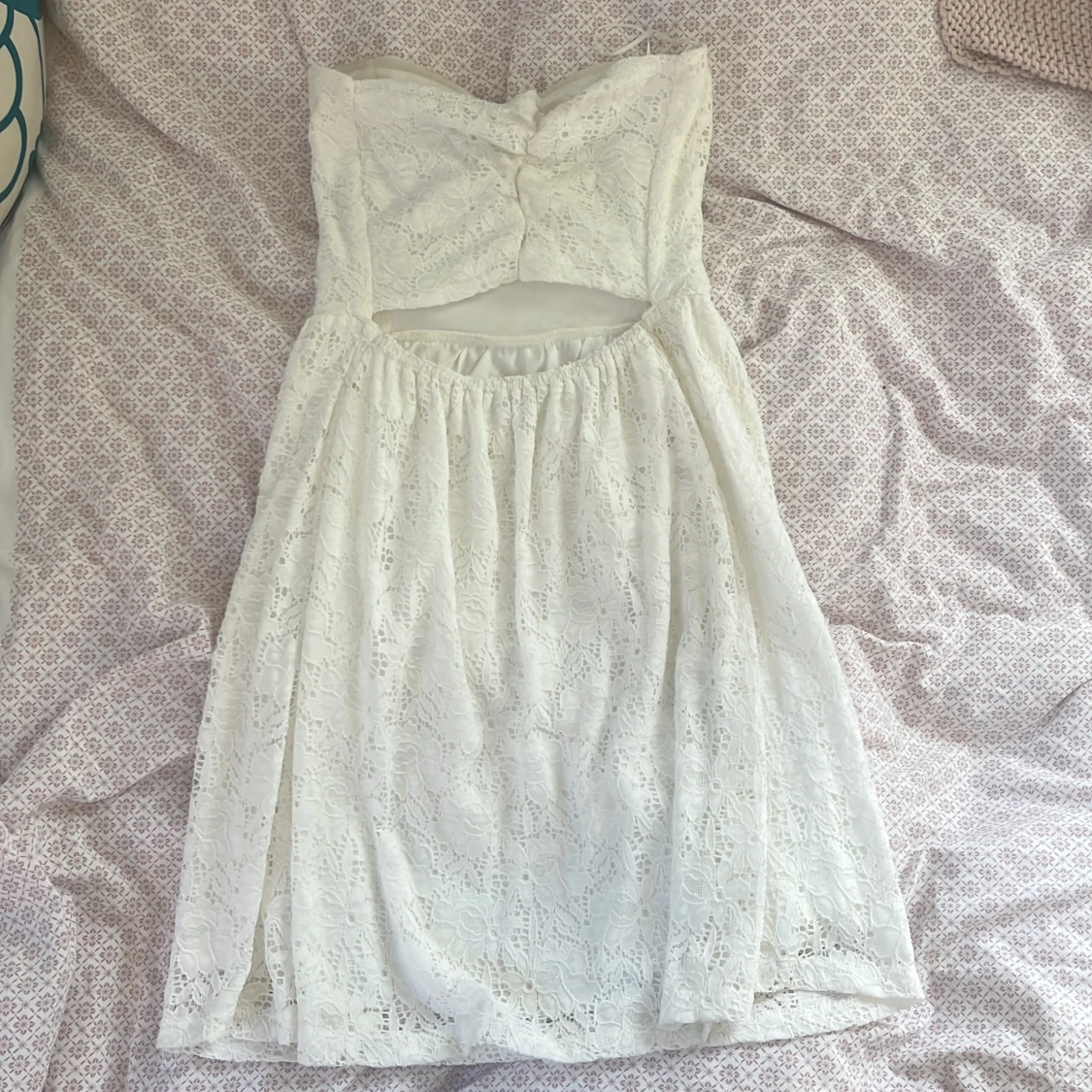 Vit axelbandslös spetsklänning - 1