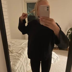 Svart stickad tröja från gina💞 - Snygg basic svart stickad, den är lite ”fastare” material än vanliga lite lösare stickade tröjor. Passar perfekt till allt😊