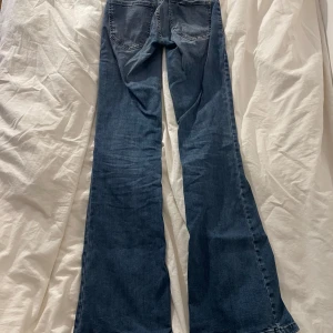 Nelly jeans - Säljer mina Nelly jeans i storlek 32 för att dem inte kommer till användning. Jeansen är inte så använda och är i mycket bra skick💕