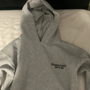 Essentials hoddie  - Just nu säljer jag en super snygg essentials hoodie för endast 599 kr!! Denna hoodie har super bra kvalité och är aldrig använt innan. Jag säljer denna vara pågrund av att den inte passade mig. Storlek S. Kvitto finns!!!