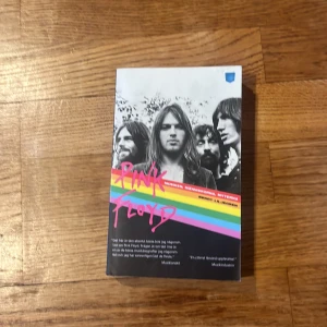 Pink Floyd: Musiken, människorna, myterna - Upptäck historien om Pink Floyd! Den här boken tar dig med bakom kulisserna till bandets musik, medlemmar och legendariska berättelser. Perfekt för dig som älskar rock, ikoniska album och vill veta mer om ett av världens största band.