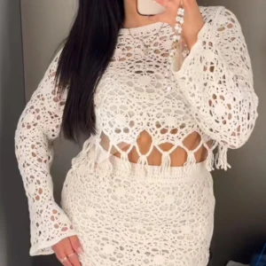 Vit virkad topp med volang - Superfin vit virkad topp med snygg volangkant. Passar till allt!