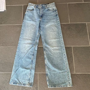 Wideleg jeans från H&M Divided - Oanvända ljusblåa jeans med prislappen kvar. Klassisk femficksmodell i mjukt bomullstyg, 20% återvunnen bomull med raka, vida ben från H&M Divided. På mig är byxorna för små, skulle sitta bättre på någon som faktiskt är storlek 36 eller kanske baggy på en storlek 34.