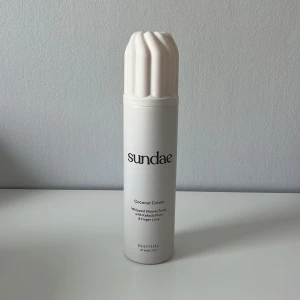 Sundae Coconut Cream Shower Foam - Sundae Coconut Cream Whipped Shower Foam med doft av kokos, kakaduplommon och finger lime. Flaskan är vit med en swirlformad kork och rymmer 265 ml. Vegansk, cruelty free och tillverkad i Australien. Endast testad en gång, så iprincip helt oanvänd, full flaska 