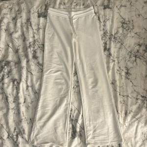 Vita mjukisbyxor med snörning - Ett par vita mjukisbyxor från lager 157.  Byxorna är i mjukt material och har en avslappnad passform, perfekta när du vill vara bekväm men ändå se fräsch ut.