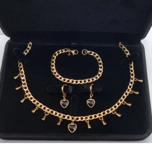 ✨️Exklusivt smyckeset + gåva - ✨️Exklusivt smyckeset + gåva! Handgjort i rostfritt stål. Halsband 40 cm, armband 16,5 cm (kan göras i önskad längd), örhängen 3 cm. Levereras i lyxig svart ask. Bonus: pärlörhängen (värde 190 kr).🛍