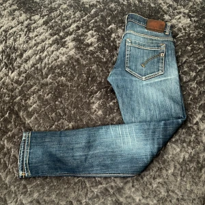 Dondup George Jeans - Tja! Säljer nu dessa galet feta Dondup Jeansen- Modell: George! Toppskick, alla slitningar o hål är lappade hos proffs så ingen hud syns, (9/10). Storlek 32 IT= Passar W29-W30! Väldigt sällsynt färg och modell, går inte att få tag i någonstans! Hör av dig vid minsta fundering eller fråga!🌟