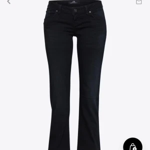 Svarta bootcut jeans från LTB - Snygga svarta bootcut jeans från LTB. De har en klassisk femficksdesign och knappar i midjan. Perfekta för en stilren look.