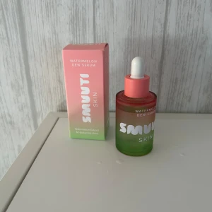 Smuuti Skin Watermelon Dew Serum - Fräsch Watermelon Dew Serum från Smuuti Skin med vattenmelonextrakt och hyaluronsyra. Kommer i en snygg glasflaska med rosa och grön ombre och pipett för enkel applicering. Perfekt för dig som vill ha glow och återfuktad hud. Endast testad
