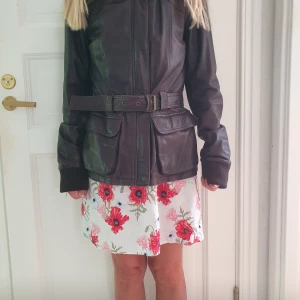 Skinnjacka - Jag säljer min fina mörkbruna skinnjacka använd men igott gott