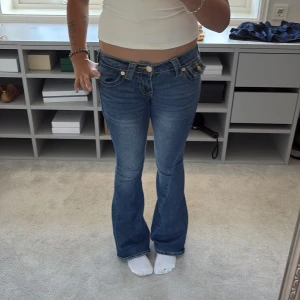 True religon low Rise jeans💕 - Säljer ett par true religon butcut lo Rise flare jeans! Dessa är så fina verkligen!!! Nästan oanvända❣️