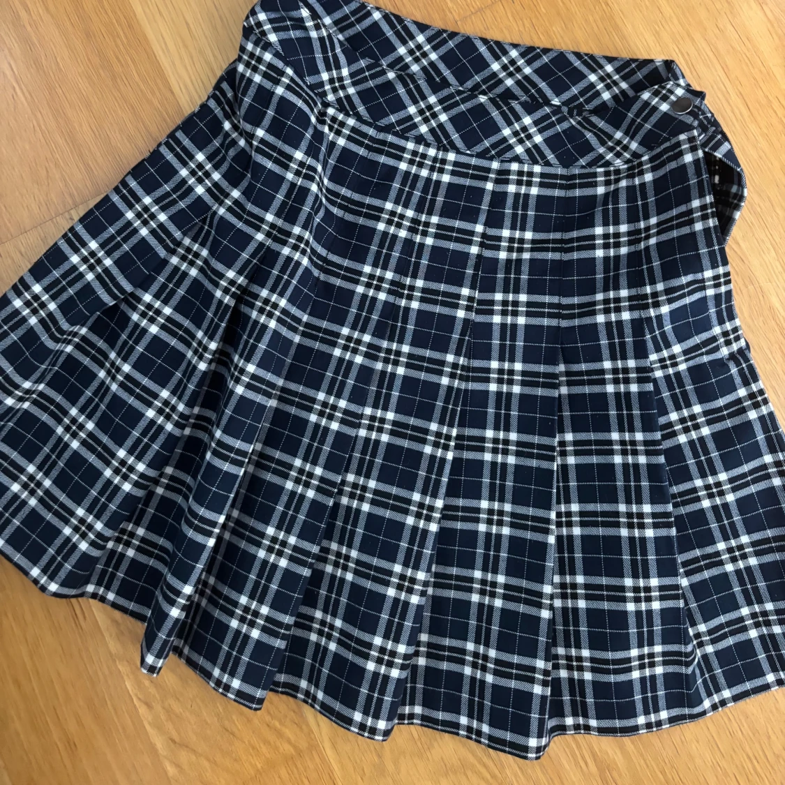 Mörkblå rutig plisserad minikjol - 1