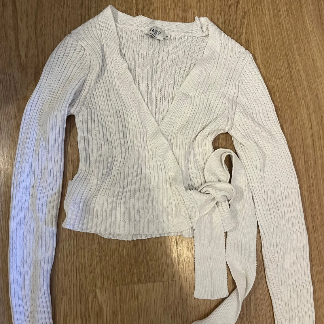 Vit ribbad omlottkofta från NA-KD