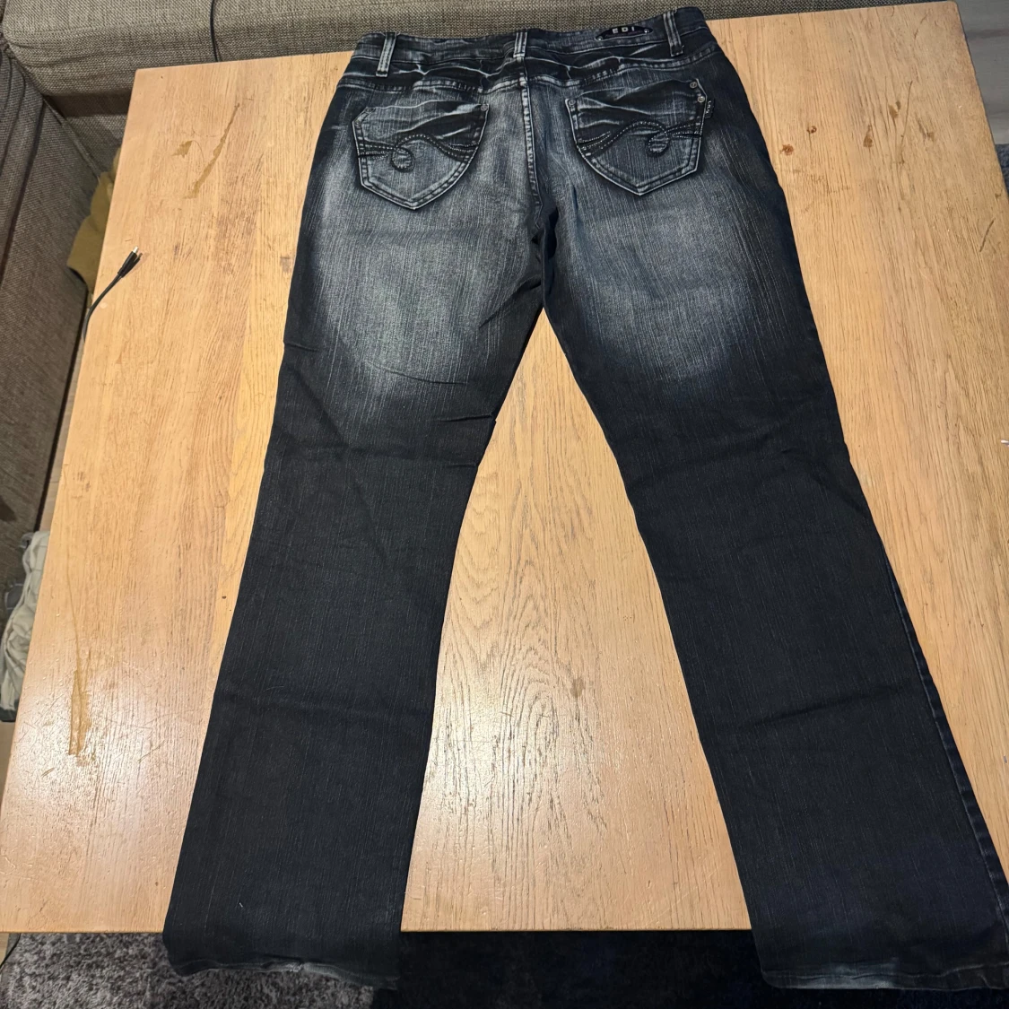 Svarta jeans från EDI med broderade fickor - 2
