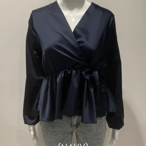 Mörkblå blus  - !Blusen är i vanligt tyg och inte siden som de ser ut som på bilden! Super fin blus som aldrig är använd från Missäy. Skriv för egna bilder, pris kan diskuteras vid snabbt köp💓