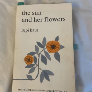 the sun and her flowers - En modern och stilren bok med poetiska texter (engelska). Perfekt för dig som gillar känslosamma och inspirerande citat. Omslaget är enkelt men snyggt, vilket gör den till en fin detalj i bokhyllan. Passar unga vuxna som söker något äkta och vackert.