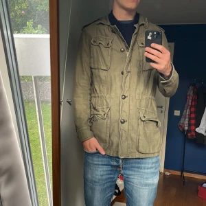 Grön field jacket - Tja! Såljer en snygg field jacket i olivgrön färg! Inga defekter och gott skick! Skriv till mig vid frågor! Postar direkt vid köp’
