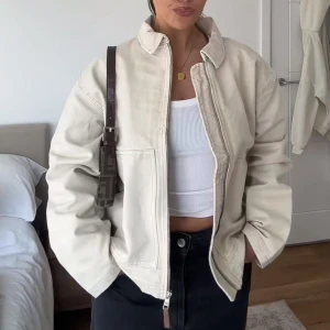 Beige jeansjacka från Gina Tricot - Snygg beige jeansjacka från Pull and bear i storlek S , jackan är i helt nytt skick endast testad med prislapp kvar. Pris 230 kr 🤍💕