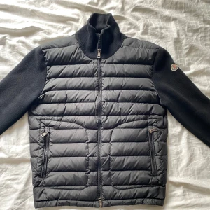 Moncler cardigan - Snygg svart pufferjacka från Moncler med quiltad framsida och stickade ärmar. Jackan är i storlek S och i mycket bra skick. Vid funderingar hör av dig!