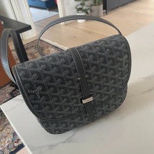 Grå rutig väska  - Helt ny. Priset är ej hugget i sten 