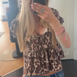 leopard tröja från Gina tricot - säljer en leopard tröja från Gina som är använd runt 5 gånger men är annars i nytt skick! 🩷 storlek xxs 🩷