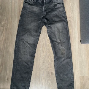 Jack & Jones jeans  - Snygga jeans med en lätt wash som är lite smalare än rak passform. Storleken är W30 L32 
