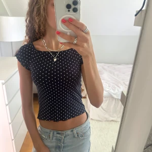 Prickig mörkblå topp - Så söt prickig mörkblå topp ifrån Kappahl💕💕