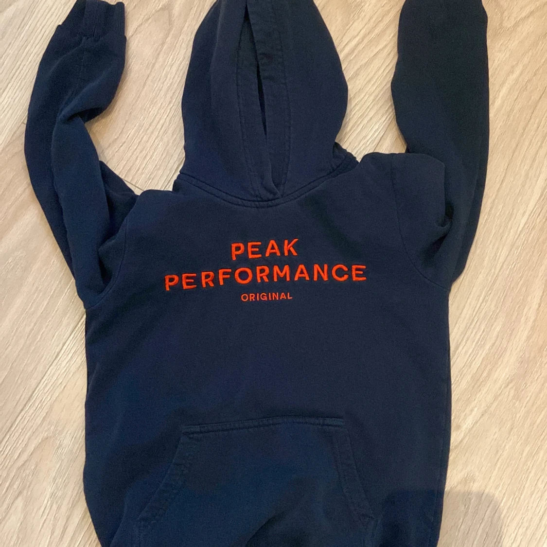 Mörkblå hoodie från Peak Performance