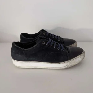 Lanvin Cap Toe  - Säljer ett par unika lanvins i färgen mörkblå. Skorna är i strl 44 och sitter även som 44or. Hör gärna av er vid frågor eller funderingar!!