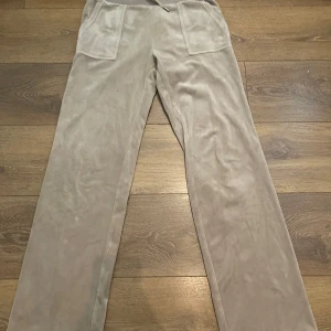 Juicy byxor - Beiga juicy byxor i storlek S. Lite stora i storleken. Dom har blivit lite missfärgade i tyget vid midjan men inget man tänker på. Ena ”knappen” på snöret har åkt av annars är dom i väldigt fint skick. 