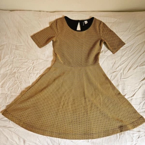 Gul skaterklänning - Mönstrad gul klänning i skatermodell, från HM. En cool vardagsklänning som lätt kan kläs upp i en mer alternativ stil. Färgen är mer som i närbilden! 