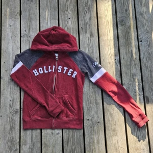Hollister hoodie - En vintage röd hollister hoodie i storlek XS, använd några gånger men fortfarande i bra skick! Passar alla kön