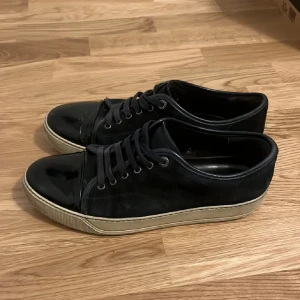 Lanvin Cap Toe - Säljer nu mina mörkblåa/svarta lanvin cap toes. Helt okej skick, tån är glansig. Den är trasig i hälen på insidan. Size 7 (Passar 41-42 EU). Vid frågor eller funderingar är det bara att skriva! Först till kvarn👊🏻 