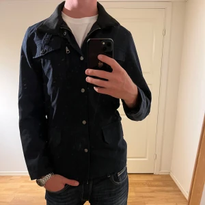 These Glory Days jacka mörkblå  - Säljer denna sjukt snygga Overshirten från These Glory Days⭐️ Färgen är mörkblå och storleken är S✅ Overshirten har inga defekter och skicket är utomordentligt🙌🤝 Sjukt najs passform och passar perfekt till hösten🍁🙌 Tveka inte på att höra av er dig vid minsta fråga eller fundering😊