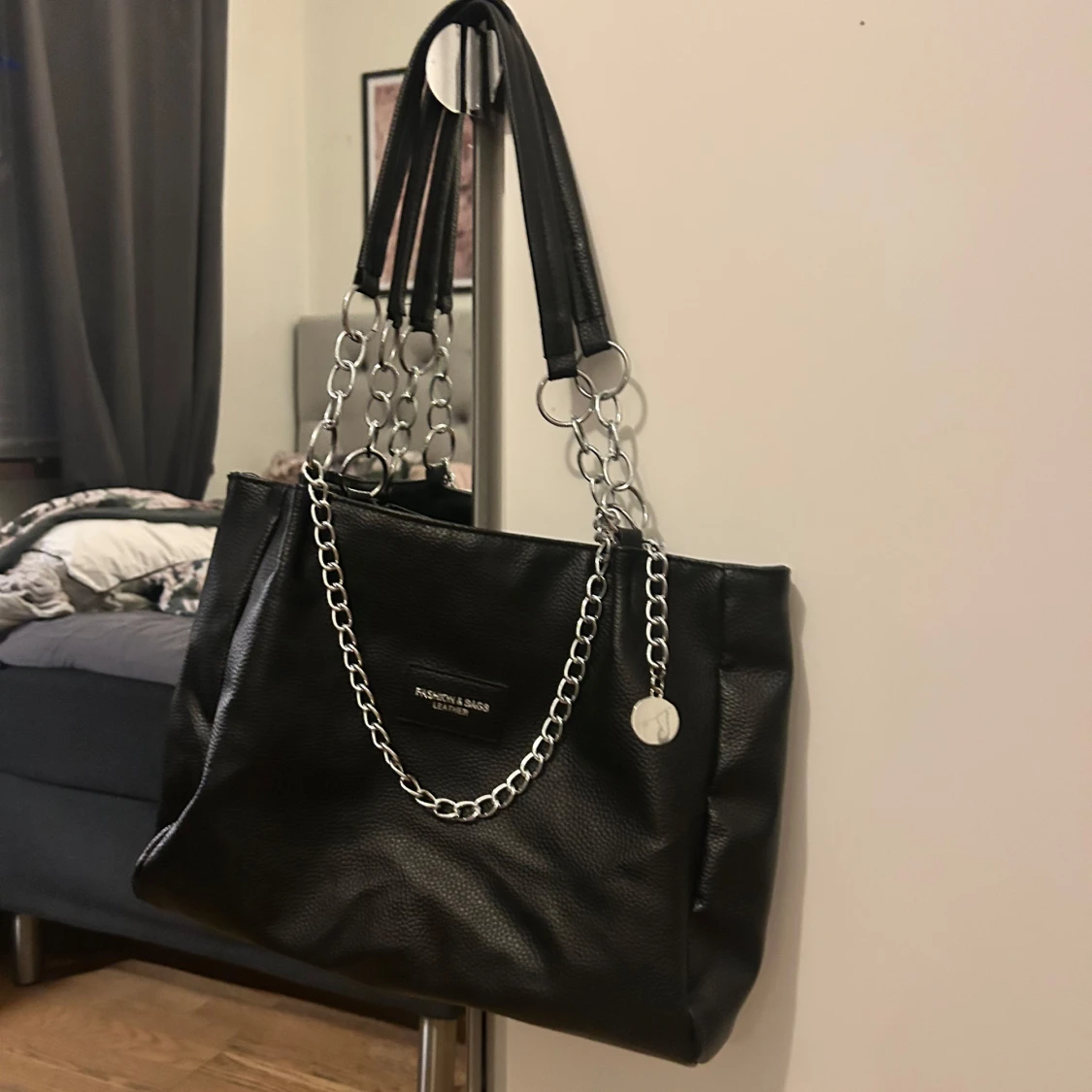 Svart axelväska med kedjedetaljer