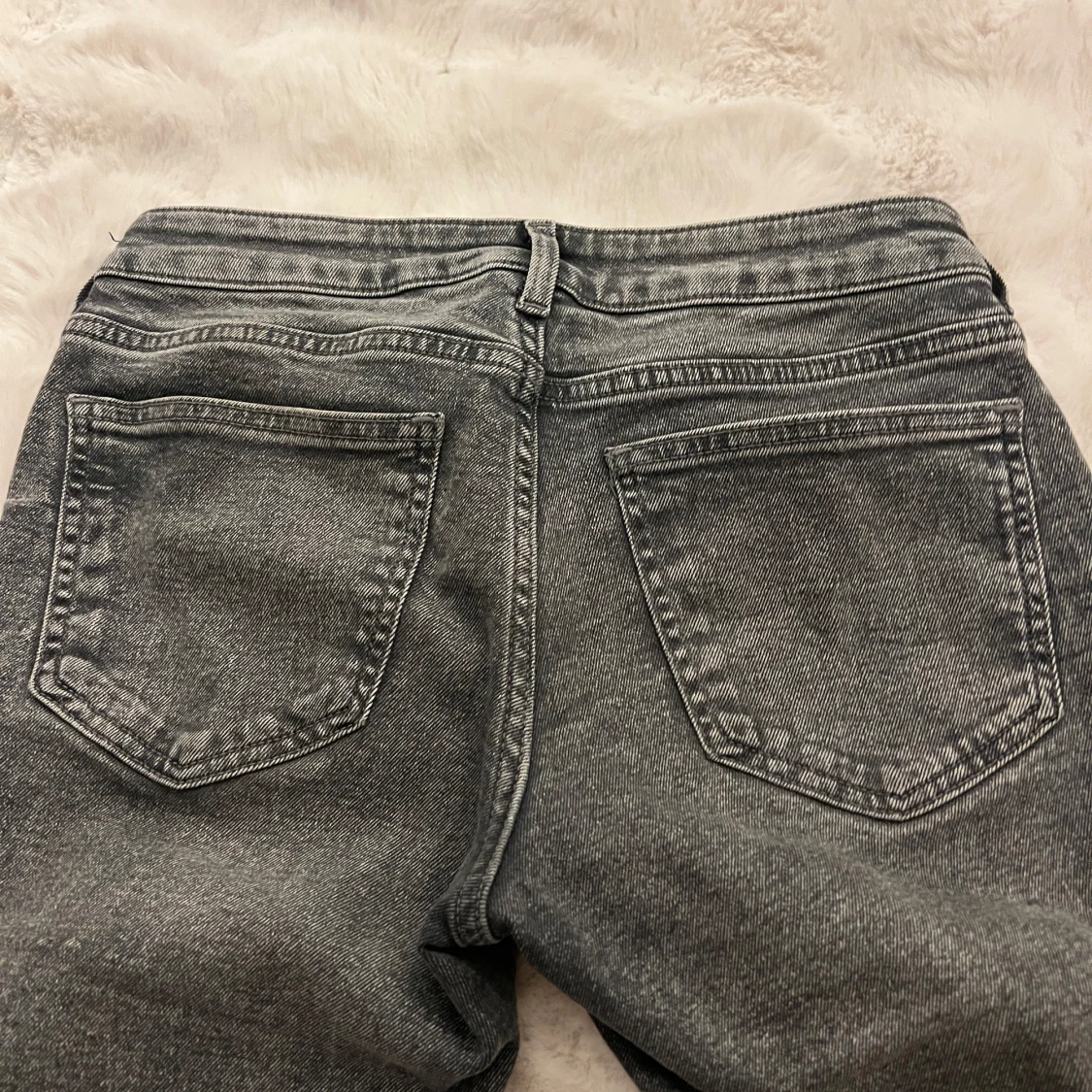 Grå jeans från Divided - 1