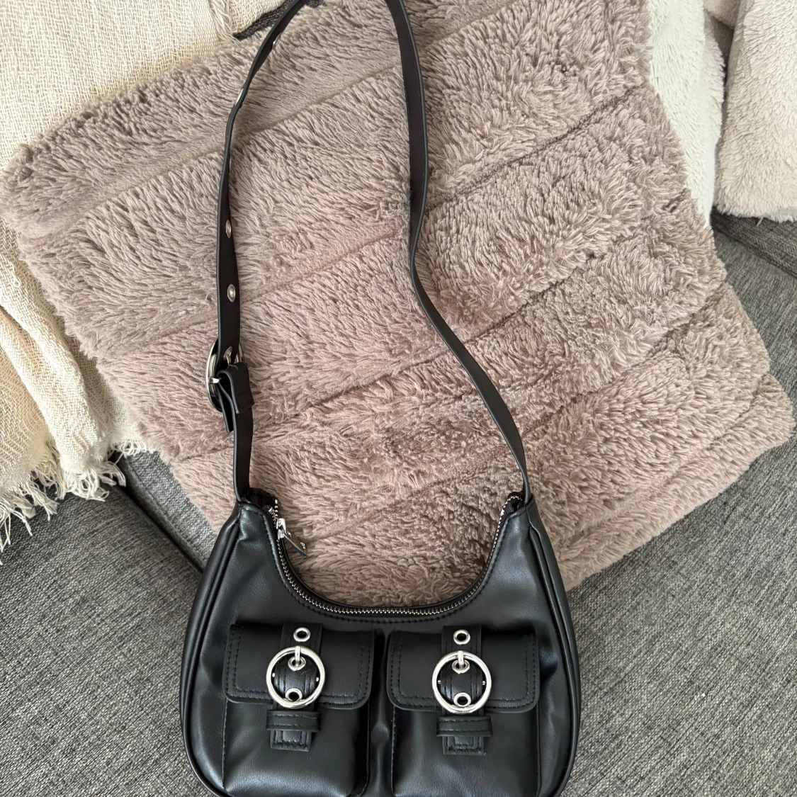 Svart axelväska med fickor och spännen - 1