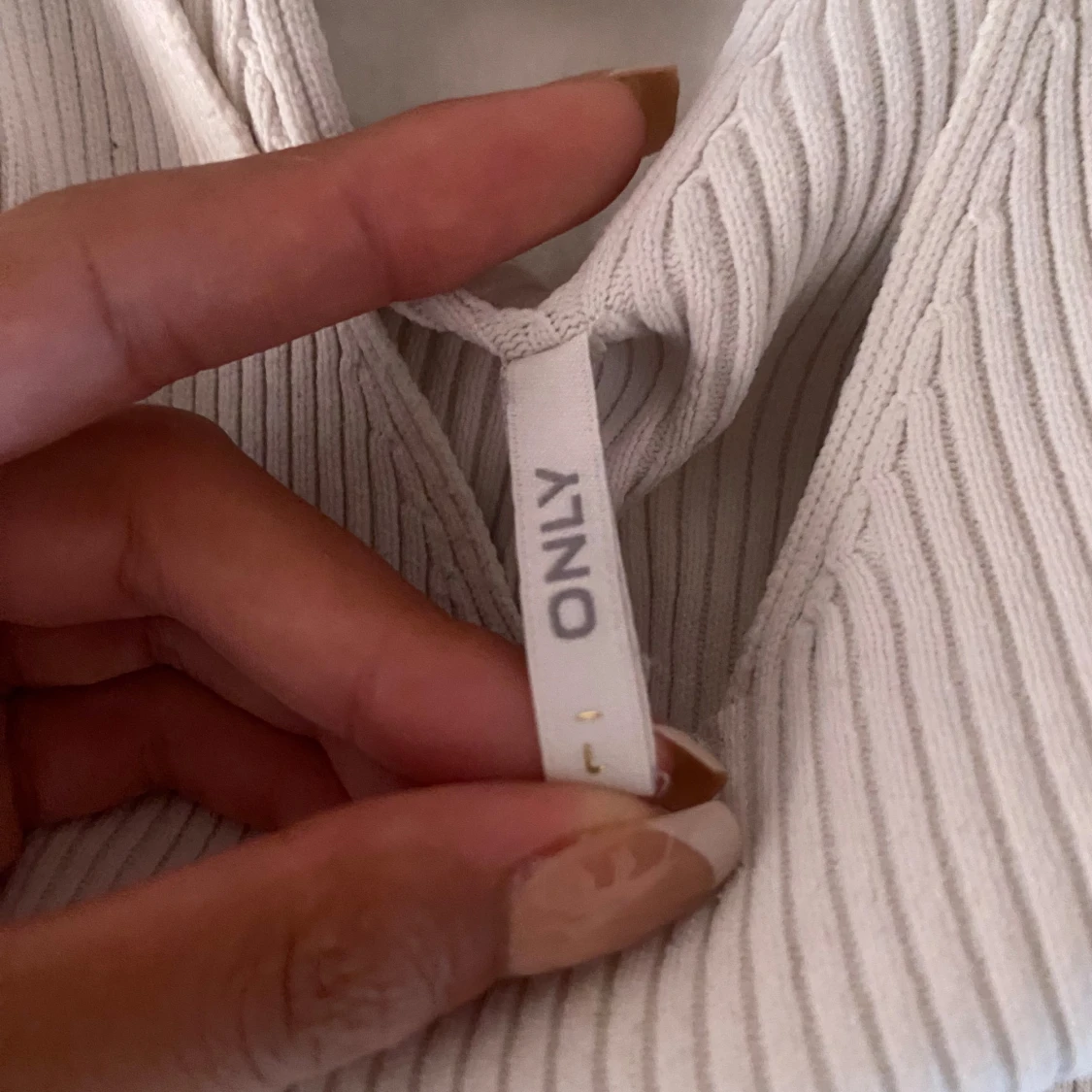 Vit ribbad topp med knyt från ONLY - 2