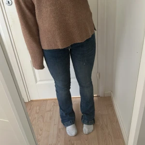 Blå bootcut jeans från LTB - Säljer ett par klassiska blå jeans från LTB, modell Fallon Blue Addiction. Jeansen har bootcut-ben, låg midja och snygga fickor. Tillverkade i mjukt denim med fem fickor och dragkedja. Perfekta för dig som gillar en tidlös och avslappnad look.