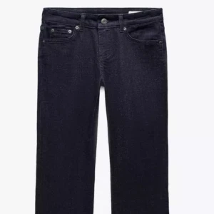 Mörkblå raka jeans från Zara - Snygga mörkblå jeans från Zara med klassisk femficksdesign och raka ben. Jeansen har normal passform ❤️ aldrig använda 