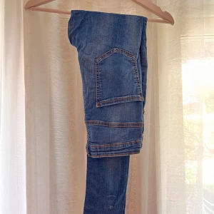 Blå jeans Molly från Perfect Jeans M - Säljer ett par klassiska blå jeans från Molly-serien av Perfect Jeans i storlek M. Jeansen har raka ben, och är sydda i mjukt bomullsjeans. Perfekta för en avslappnad och cool look. Finns en liten defekt , kolla 2 bild. Därav priset. 
