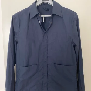 Mörkblå overshirt med fickor - Stilren mörkblå overshirt/kappa från Mango. Långärmad modell i ett lätt och slätt material som passar perfekt till lager-på-lager-stil.