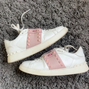Valentino Rockstud sneakers vit/rosa - Snygga Valentino sneakers, har tappat en nit, men inget man tänker på. Skriv vid frågor, pris kan diskuteras.