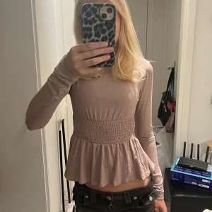 Topp  - Så fin tröja från nakd som bara är använd en gång då färgen inte passade mig så bra!  Storlek xs/xxs. Nypris 350kr 