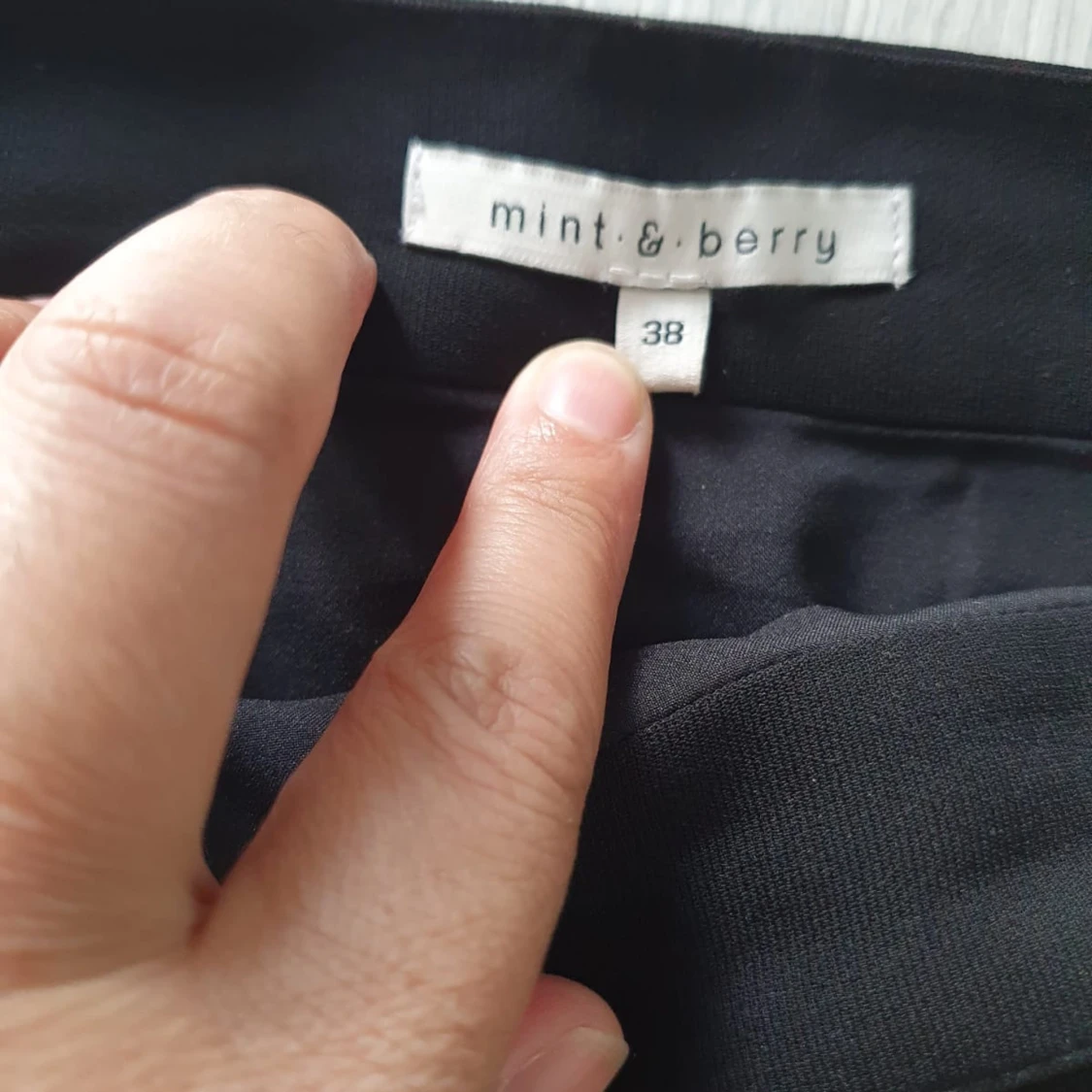 Svart pennkjol från Mint & Berry - 2