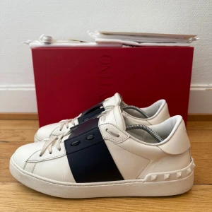 Valentino open sneakers  - Säljer nu dessa fina valentino skor | Super fint skick | Storlek 42 | Kommer med box,dustbag,extra nya snören,valentino kort och kvitto | Hör gärna av er vid frågor eller funderingar 