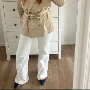 Vita lågmidjade jeans  - Snygga lågmidjade jeans från zara. As snygga och trendiga💌knappt använda så de är i väldigt fint sick!